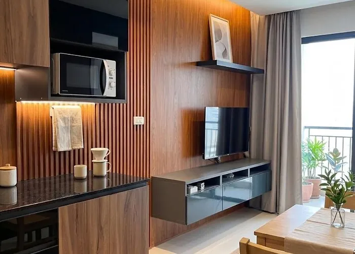 The Poolside Sanctuary Luxury 1br 公寓 曼谷